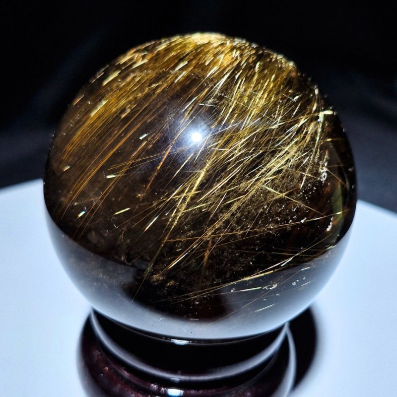画像4: ☆12/03UP☆月のかけら史上最高峰：ゴールドスモーキールチルクォーツ；コレクションピースを大放出：丸玉加工：金の流星：漆黒の守り（しっこくのまもり） (4)