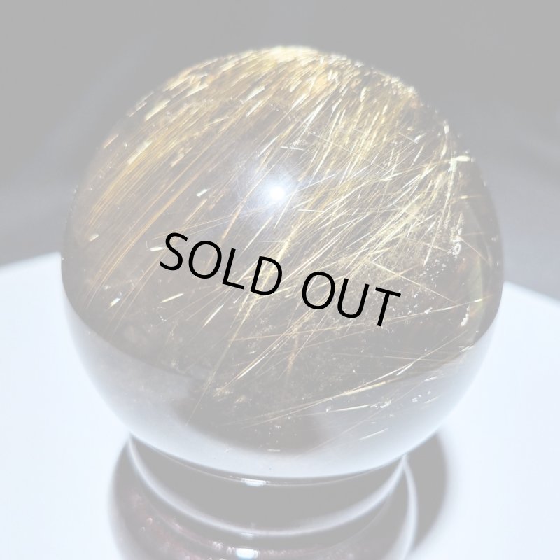 画像4: ☆12/03UP☆月のかけら史上最高峰：ゴールドスモーキールチルクォーツ；コレクションピースを大放出：丸玉加工：金の流星：漆黒の守り（しっこくのまもり） (4)