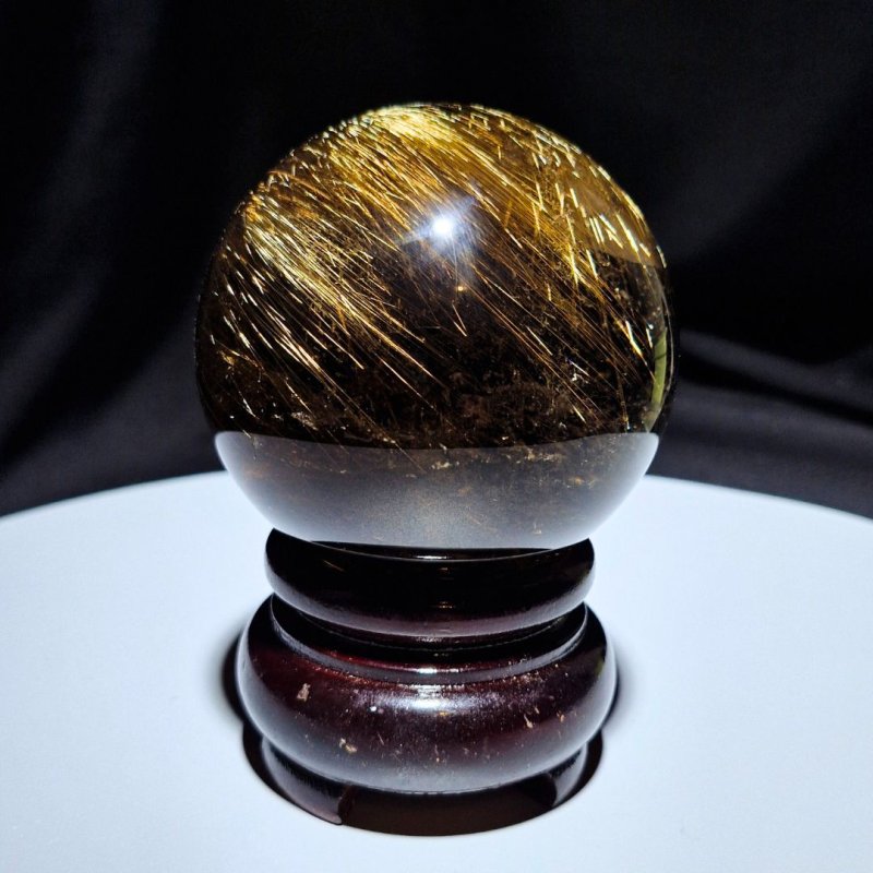 画像1: ☆12/03UP☆月のかけら史上最高峰：ゴールドスモーキールチルクォーツ；コレクションピースを大放出：丸玉加工：金の流星：漆黒の守り（しっこくのまもり） (1)