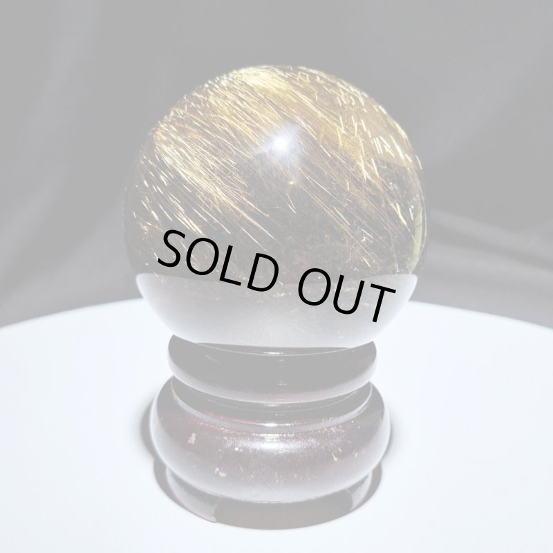 画像1: ☆12/03UP☆月のかけら史上最高峰：ゴールドスモーキールチルクォーツ；コレクションピースを大放出：丸玉加工：金の流星：漆黒の守り（しっこくのまもり） (1)