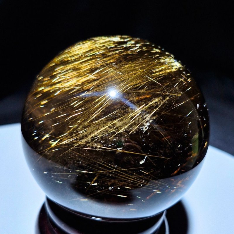 画像2: ☆12/03UP☆月のかけら史上最高峰：ゴールドスモーキールチルクォーツ；コレクションピースを大放出：丸玉加工：金の流星：漆黒の守り（しっこくのまもり） (2)