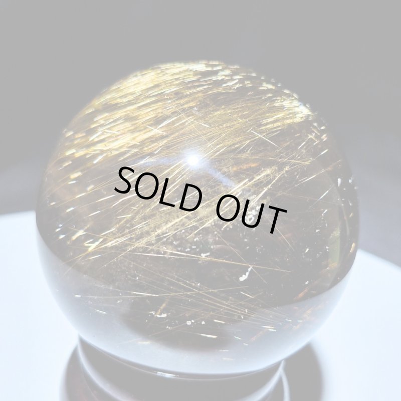 画像2: ☆12/03UP☆月のかけら史上最高峰：ゴールドスモーキールチルクォーツ；コレクションピースを大放出：丸玉加工：金の流星：漆黒の守り（しっこくのまもり） (2)