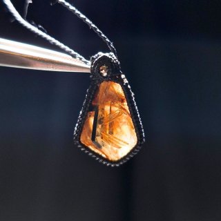 水晶(レインボー,ガーデン,クォーツイン,ルチル,プラチナ) - 月のかけら