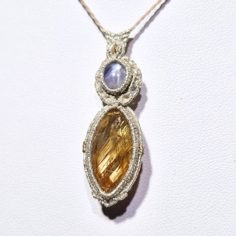 画像1: ☆11/05UP☆先生作品マイクロマクラメジュエリー：ブラジル産ゴールドルチルクォーツ×超ハイクオリティスターサファイヤ！金の針金が水晶の中に：美しい金の結晶：Lightweaver Charm（ライトウィーバー・チャーム） (1)