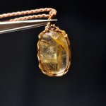 画像8: ☆11/05UP☆先生作品マイクロマクラメジュエリー：ブラジル産ゴールドルチルクォーツ！金の針金が水晶の中に：美しい金の結晶：Golden Ray Talisman（ゴールデンレイ・タリスマン） (8)