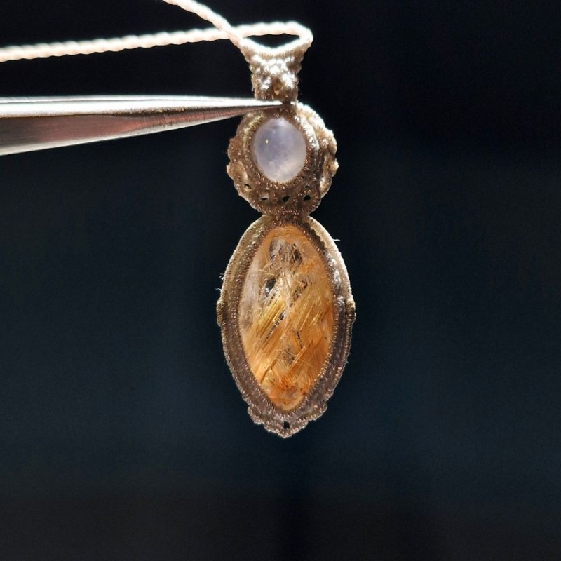 画像4: ☆11/05UP☆先生作品マイクロマクラメジュエリー：ブラジル産ゴールドルチルクォーツ×超ハイクオリティスターサファイヤ！金の針金が水晶の中に：美しい金の結晶：Lightweaver Charm（ライトウィーバー・チャーム） (4)