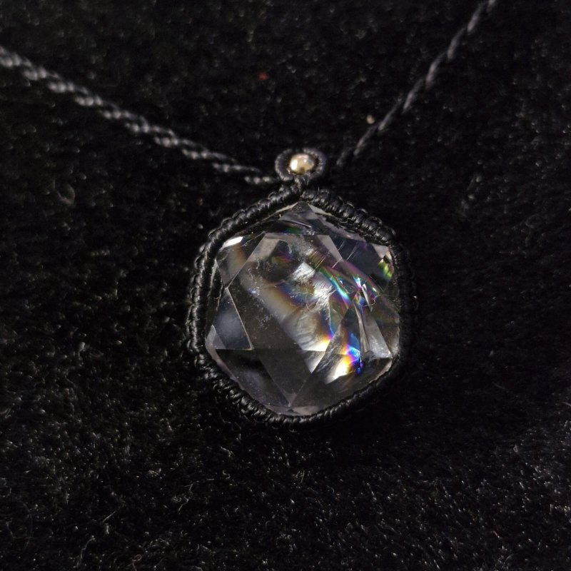 画像2: Rainbow Hexagon Quartz  光を受けるたび、水晶の内側から虹色の輝きが現れるレインボークォーツ。：天から落ちた光 — Fallen Light (2)