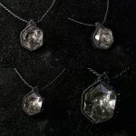 画像3: Rainbow Hexagon Quartz  光を受けるたび、水晶の内側から虹色の輝きが現れるレインボークォーツ。：境界のない世界 — Borderless World (3)