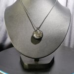 画像5: Rainbow Hexagon Quartz  光を受けるたび、水晶の内側から虹色の輝きが現れるレインボークォーツ。：光の向こう側 — Beyond the Light (5)