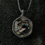 画像2: Rainbow Hexagon Quartz  光を受けるたび、水晶の内側から虹色の輝きが現れるレインボークォーツ。：光の向こう側 — Beyond the Light (2)