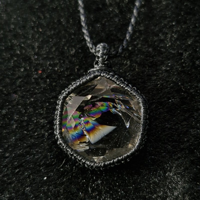 画像2: Rainbow Hexagon Quartz  光を受けるたび、水晶の内側から虹色の輝きが現れるレインボークォーツ。：光の向こう側 — Beyond the Light (2)