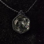 画像2: Rainbow Hexagon Quartz  光を受けるたび、水晶の内側から虹色の輝きが現れるレインボークォーツ。：境界のない世界 — Borderless World (2)