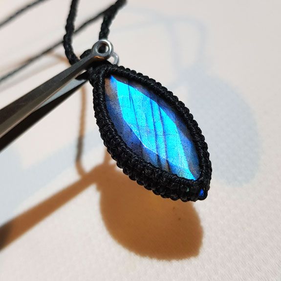 B】マーキスカットのブラックラブラドライトとラブラドライトと